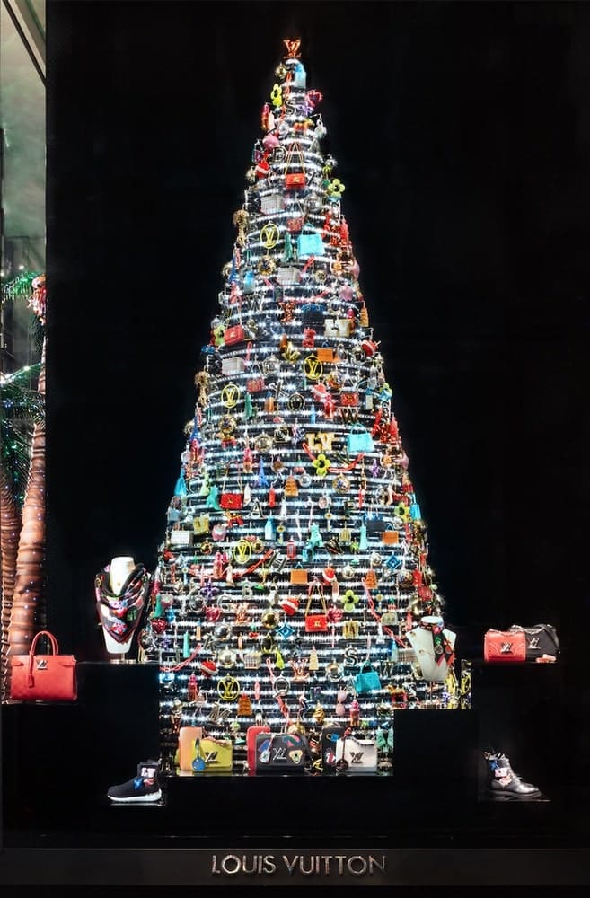 New York, USA,16 Dec 2020. A very tall Christmas tree decoration covers the Louis  Vuitton luxury store in an unusually quiet Manhattan's Fifth Avenue Stock  Photo - Alamy