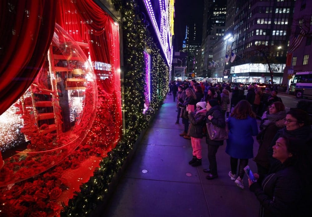 New York November 2018 Famous Saks Fifth Avenue's Holiday Window – Stock  Editorial Photo © zhukovsky #232127888