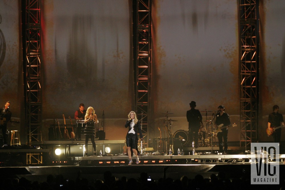 Carrie Underwood Play on Tour Sizzles Concert Country music vie magazine