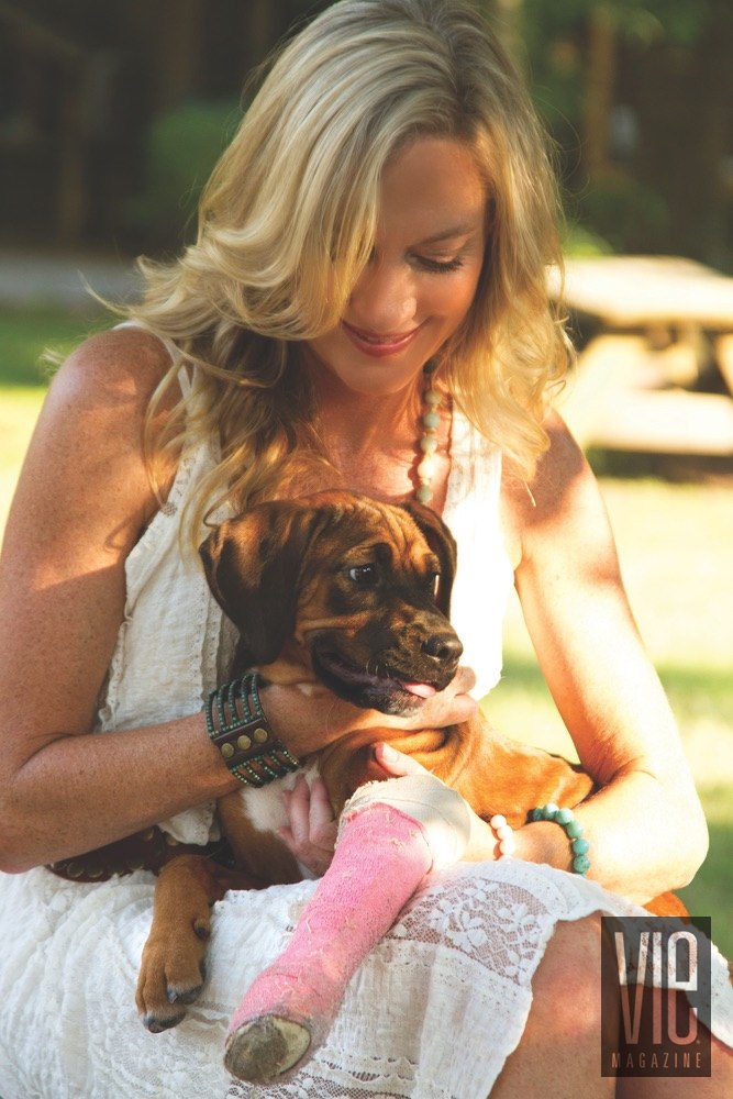 Vie Magazine Alaqua Animal Refuge Laurie Hood puppy with pink cast