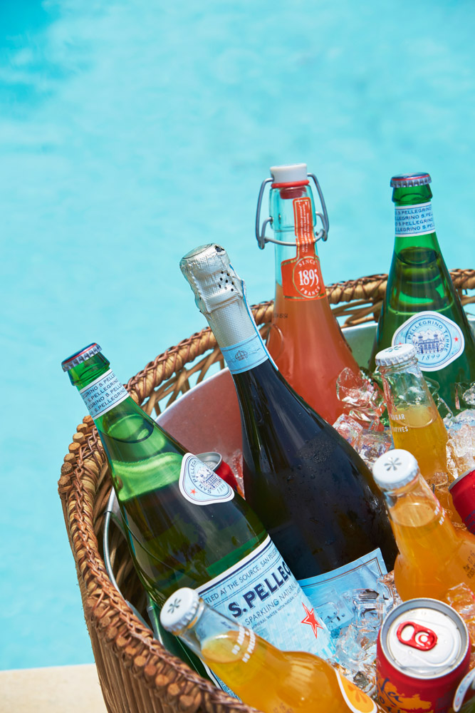 Drinks in a basket by the pool 