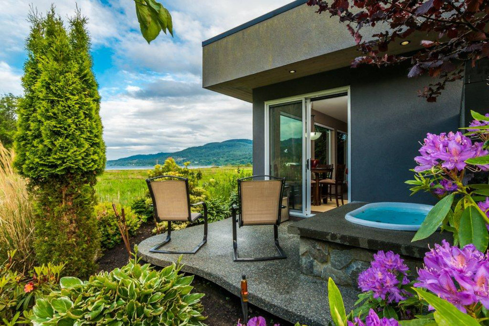 Jacuzzi and patio at The Inn at Estuary in Vancouver Island, Canada