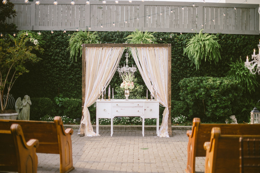 Wedding Event Specialists outdoor wedding alter. Photo by Jessi Field