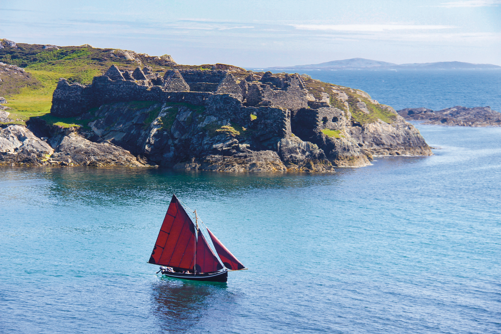 An Inishbofin púcán, a traditional boat of Connemara, in full sail