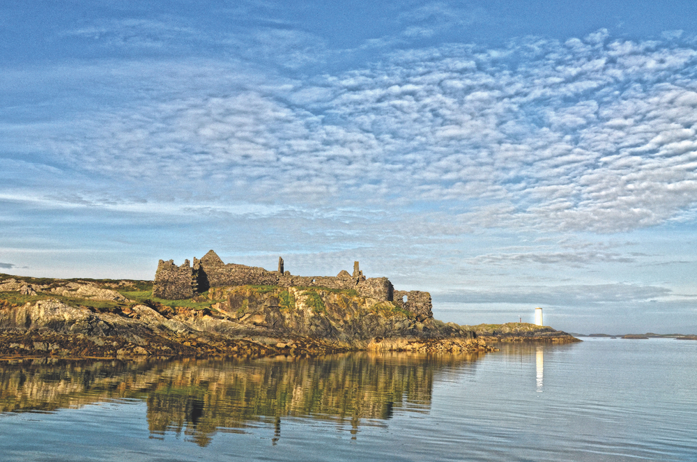 The ruin of Cromwell’s Barracks guards the harbour mouth on Inishbofin’s southern coast.