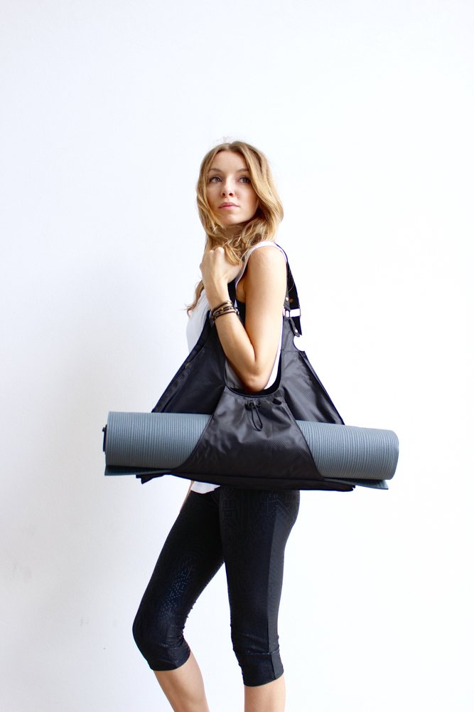 Model carrying Maha Loka Live Great bag yoga be great live great do great