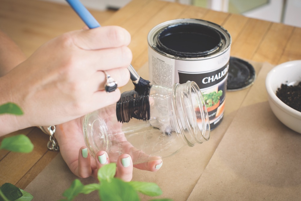 paint mason jars with chalkboard paint