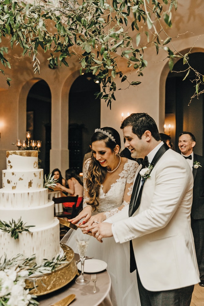 Sarah Elizabeth and Phillip cutting the cake at their Sicilian style New Orleans wedding The Sophisticate 2017