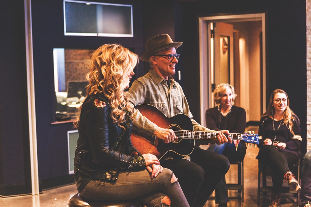 Stovall (a top contestant on Season Thirteen of NBC’s The Voice) and Fishell write a new song with session attendees at Sound Stage Studios on Music Row.