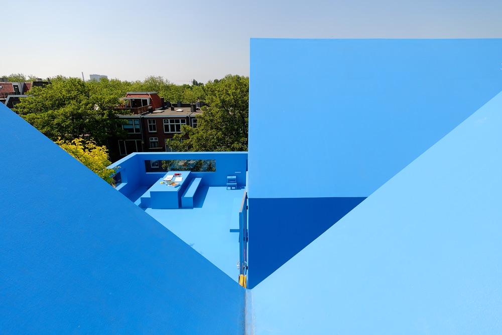 Ariel view of the roof and the geometric lines that are created as the blue walls meet.