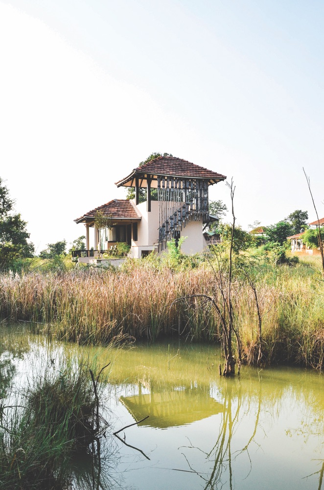 A scenic guesthouse at Denwa Backwater Escape in Satpura National Park