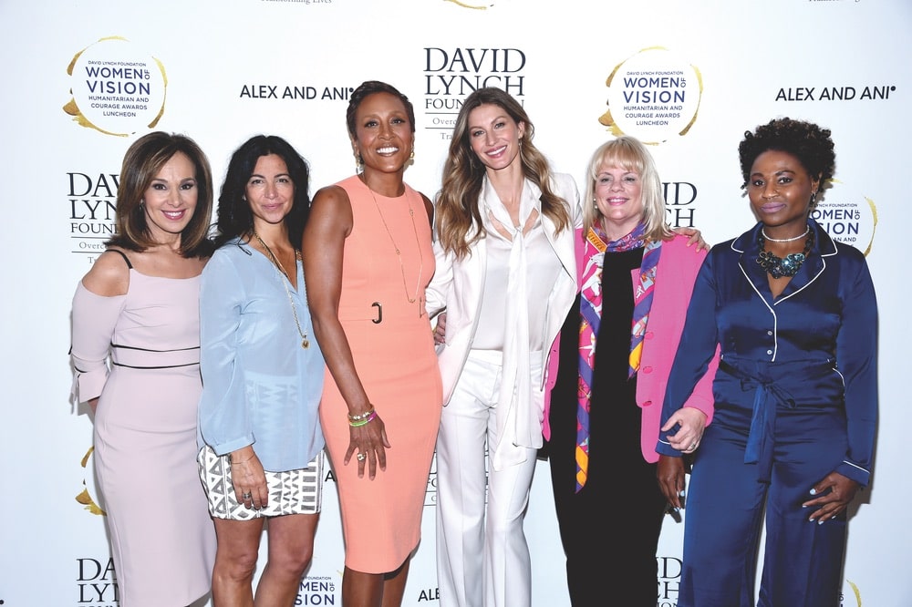 Host Rosanna Scotto with 2017 honorees Carolyn Rafaelian, Robin Roberts, Gisele Bündchen, Joni Steele Kimberlin, and LaToya Mack